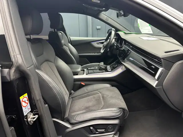 Audi Q8 view 10