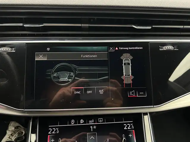 Audi Q8 view 21