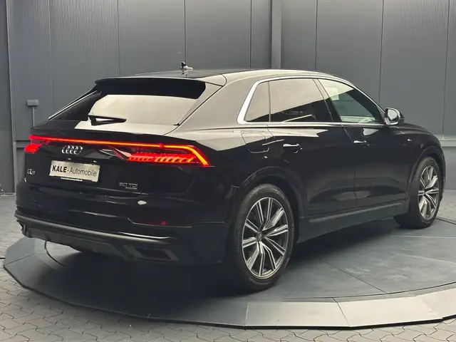 Audi Q8 view 5