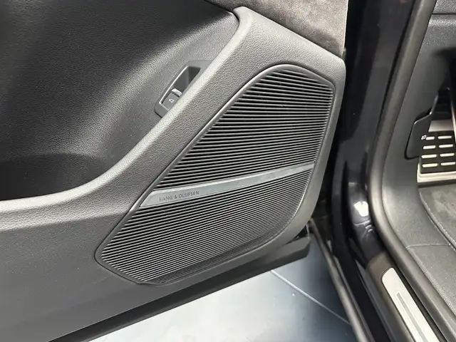 Audi Q8 view 14