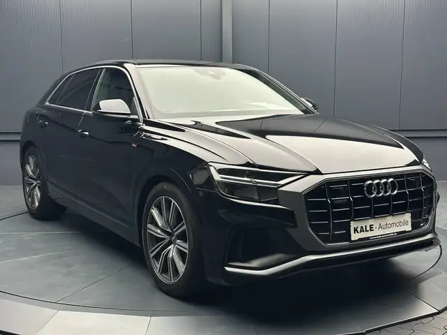 Audi Q8 view 7