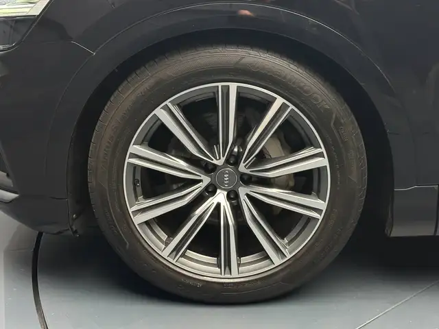 Audi Q8 view 9