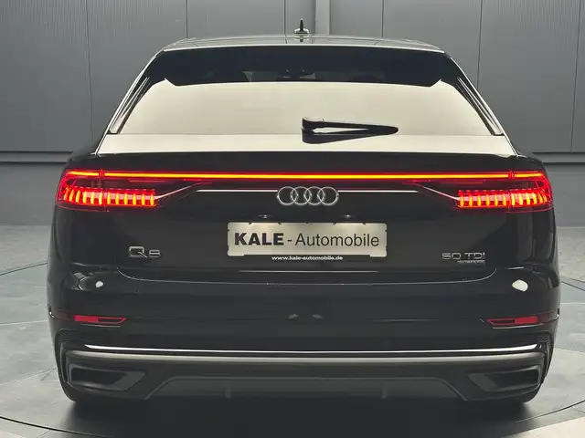 Audi Q8 view 4