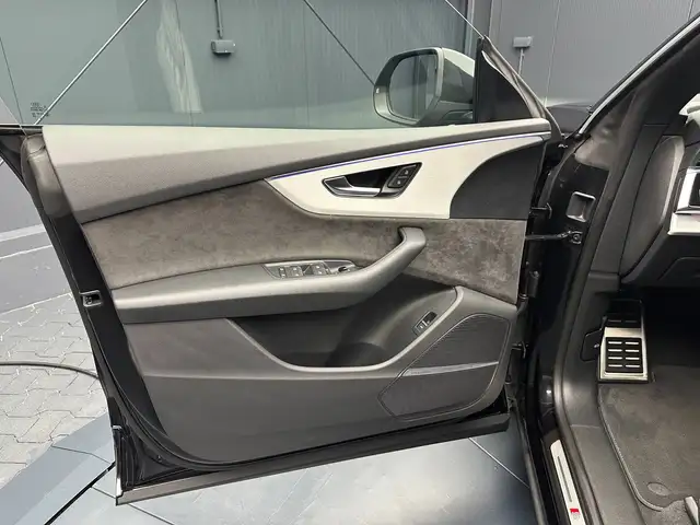 Audi Q8 view 13
