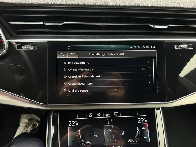 Audi Q8 view 22