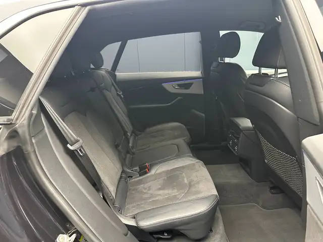 Audi Q8 view 26