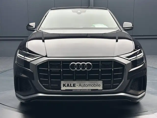 Audi Q8 view 8