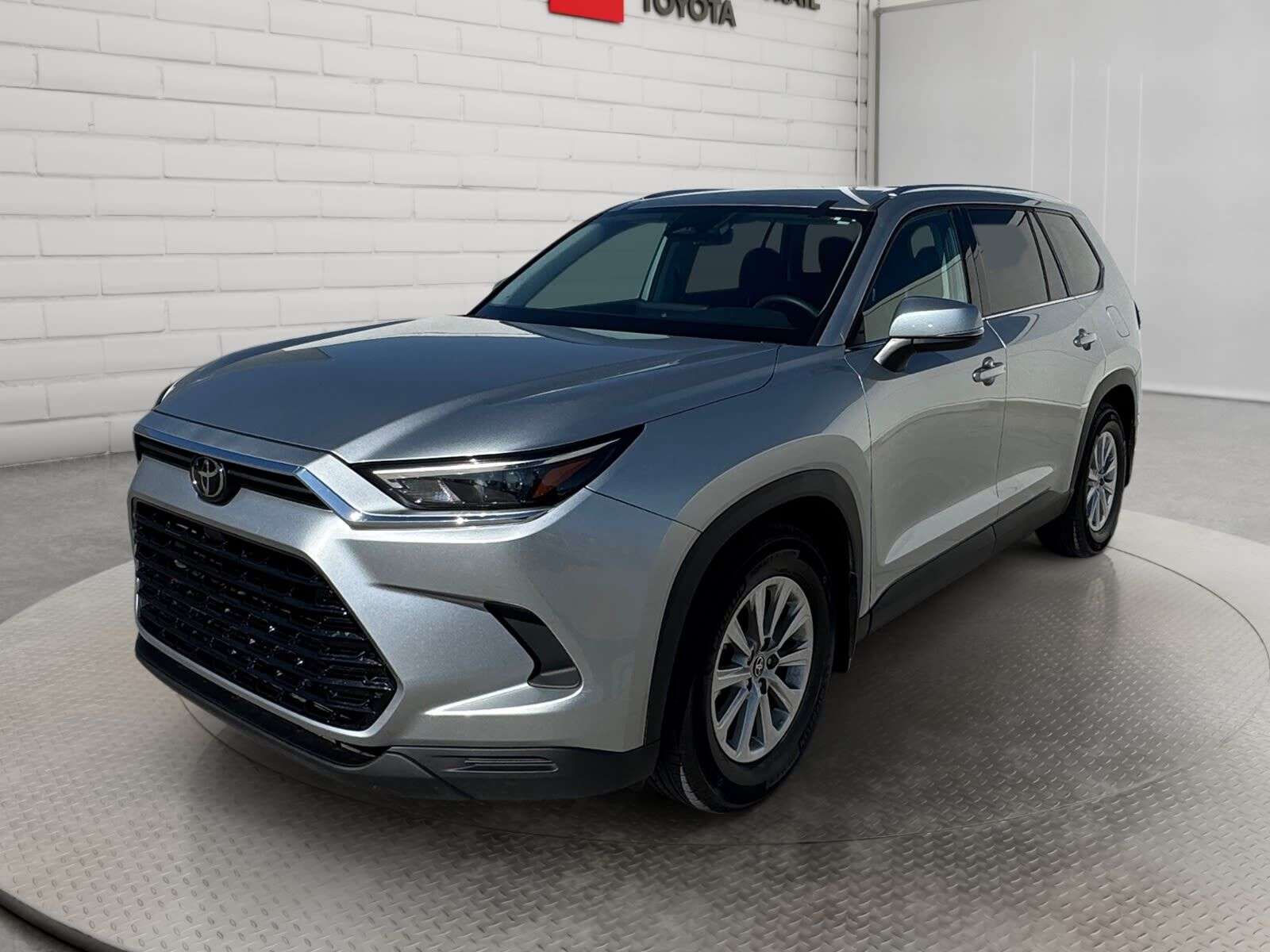 2026 Toyota Grand Highlander XLE AWD | LOW KMs | No Accident | Sunroof, Heated