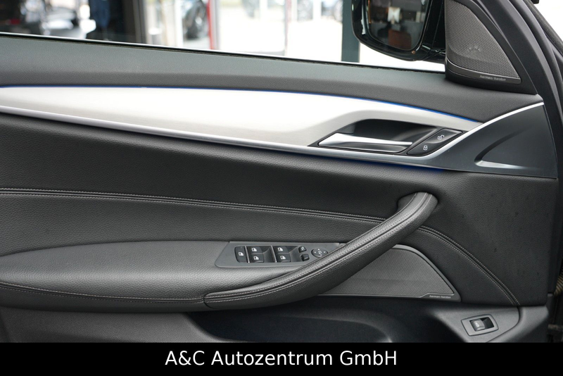 BMW 540 i Touring xDrive Sport Line — photo 11