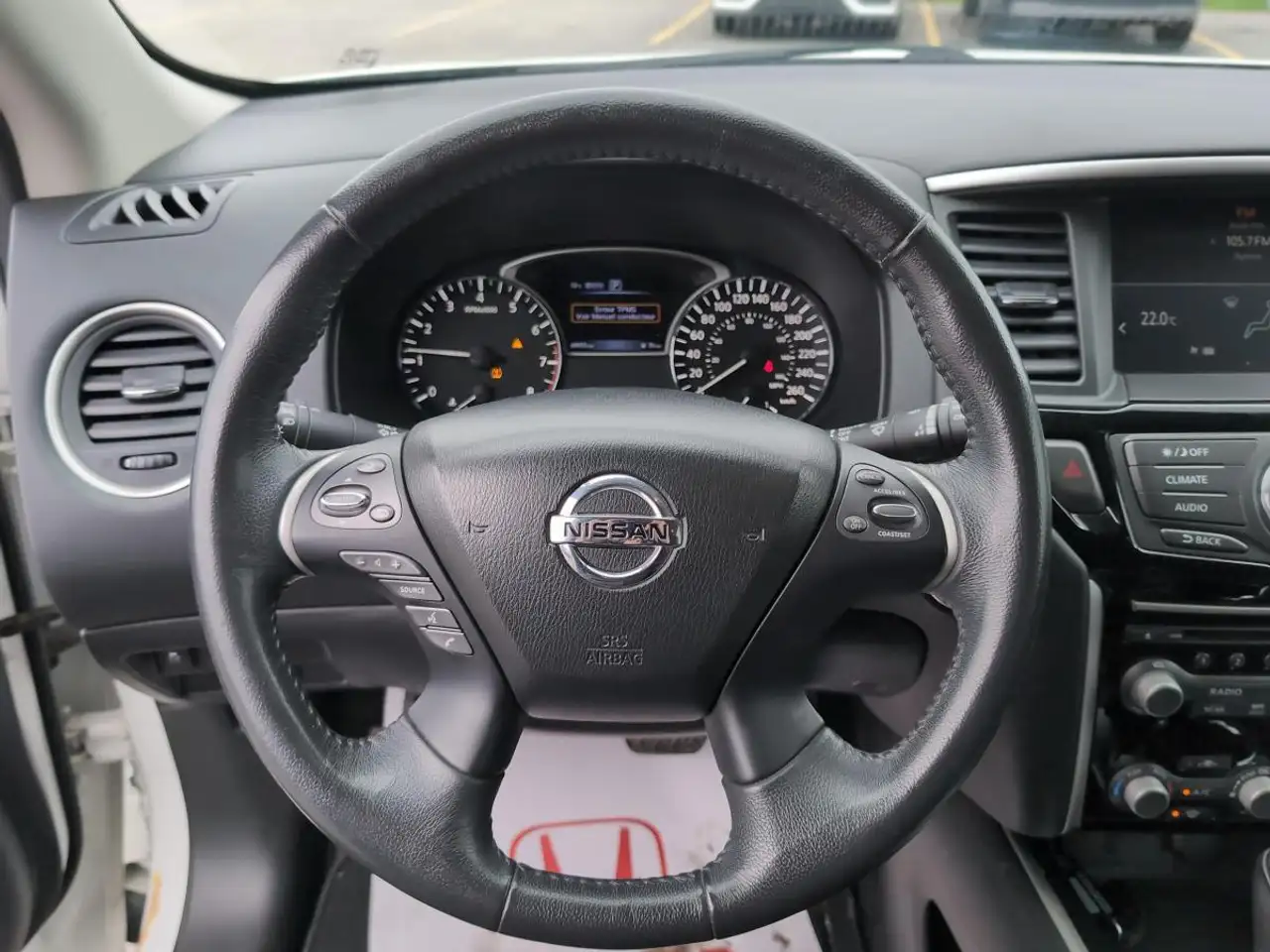 Nissan Pathfinder снимка Nissan Pathfinder