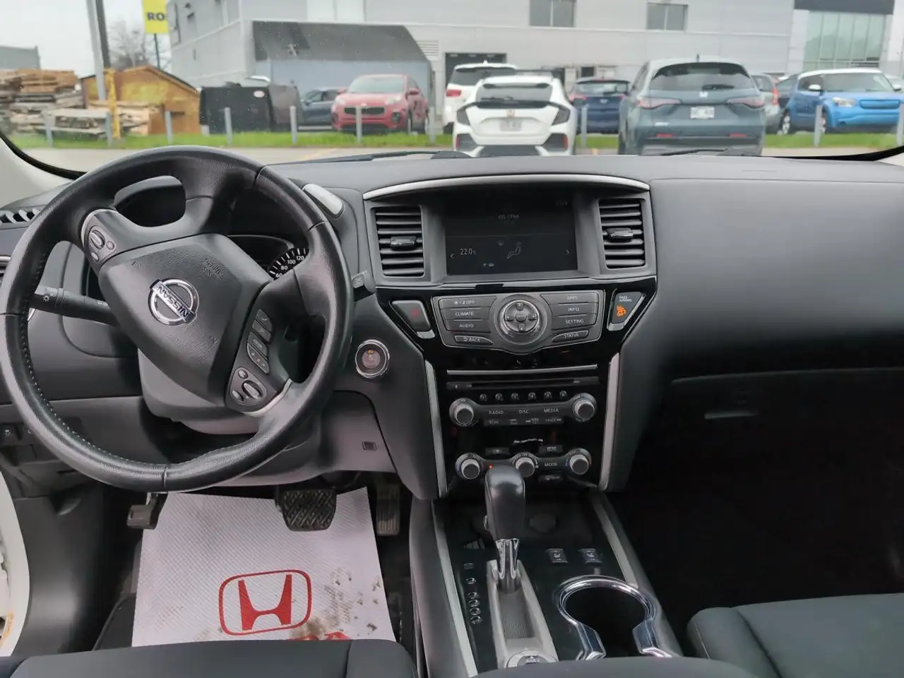 Nissan Pathfinder снимка Nissan Pathfinder