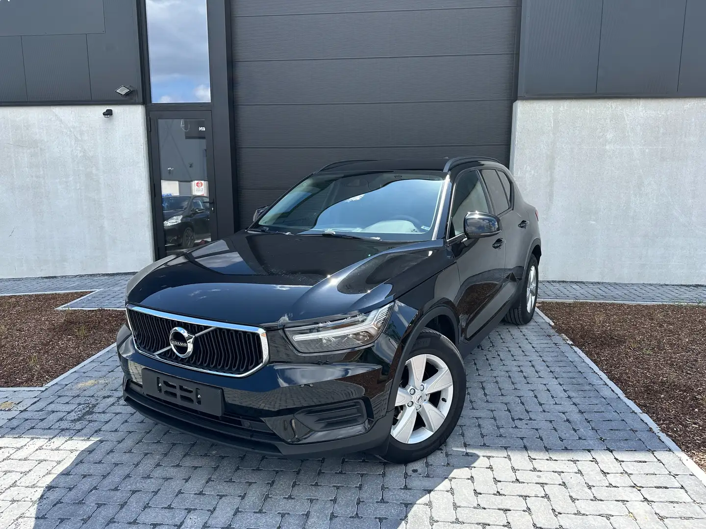 Volvo XC40 1.5 T2 Momentum Core Geartronic Zwart - 1