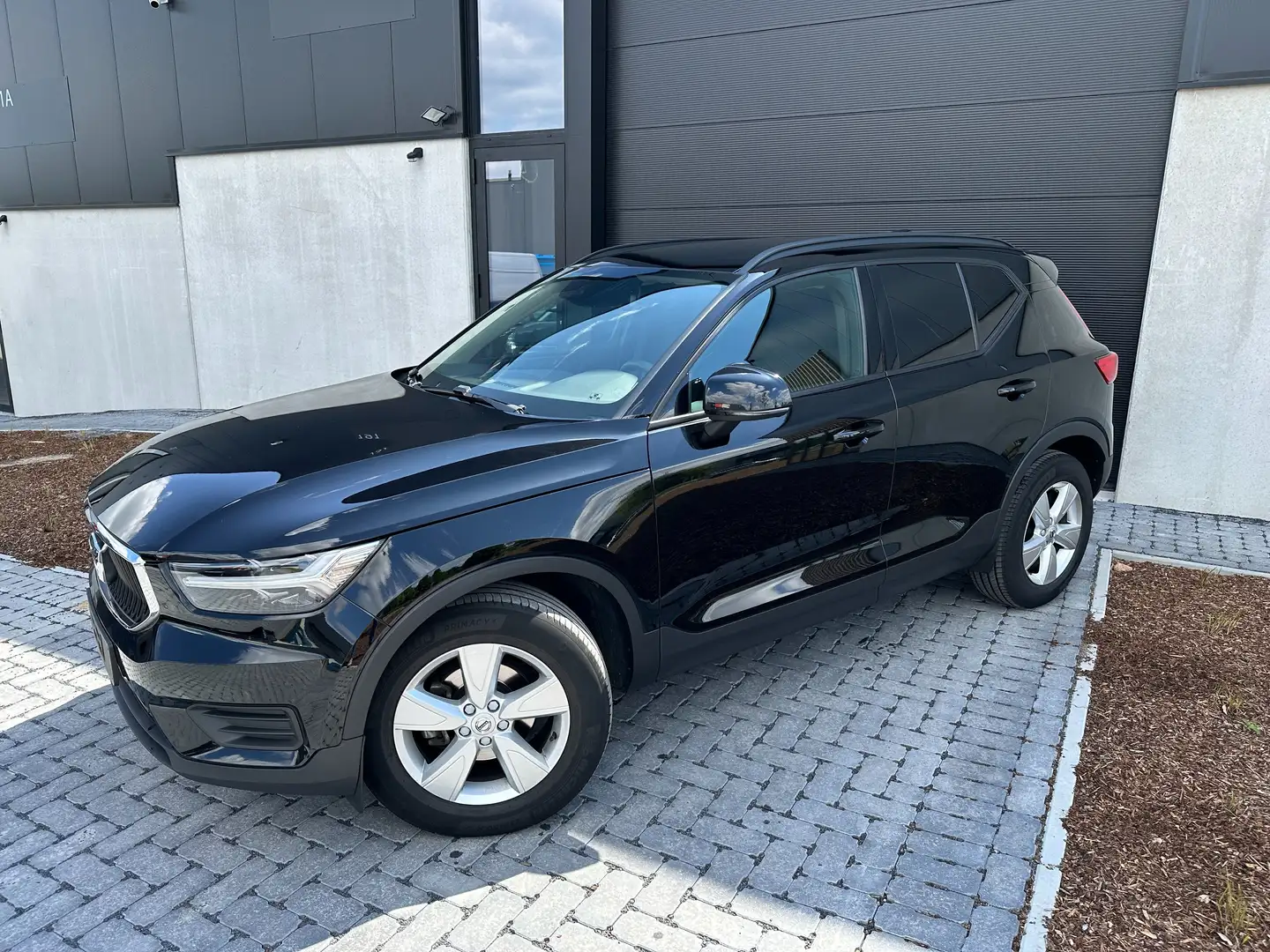 Volvo XC40 1.5 T2 Momentum Core Geartronic Zwart - 2