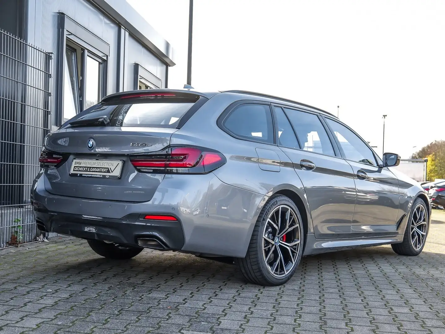 BMW 530 e Touring M Sport Pro LC Prof. AHK HuD Laser RFK H Grijs - 2