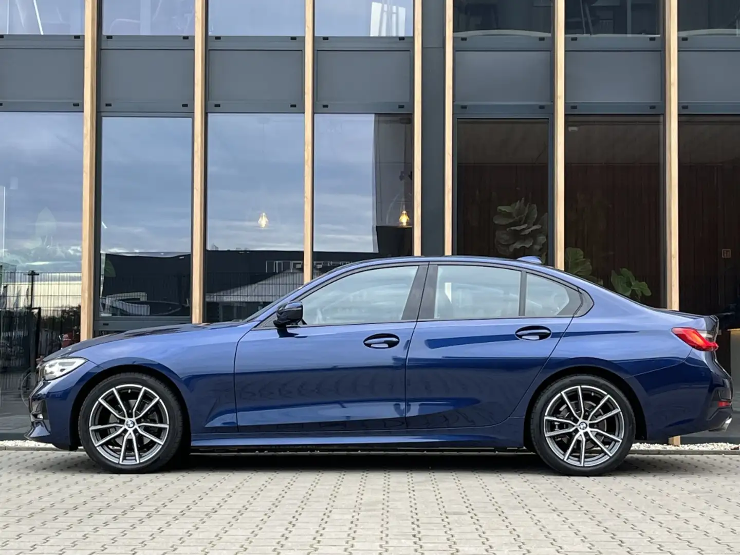BMW 320 3-serie 320i Executive | Carplay | Stoelverwarming Blauw - 2