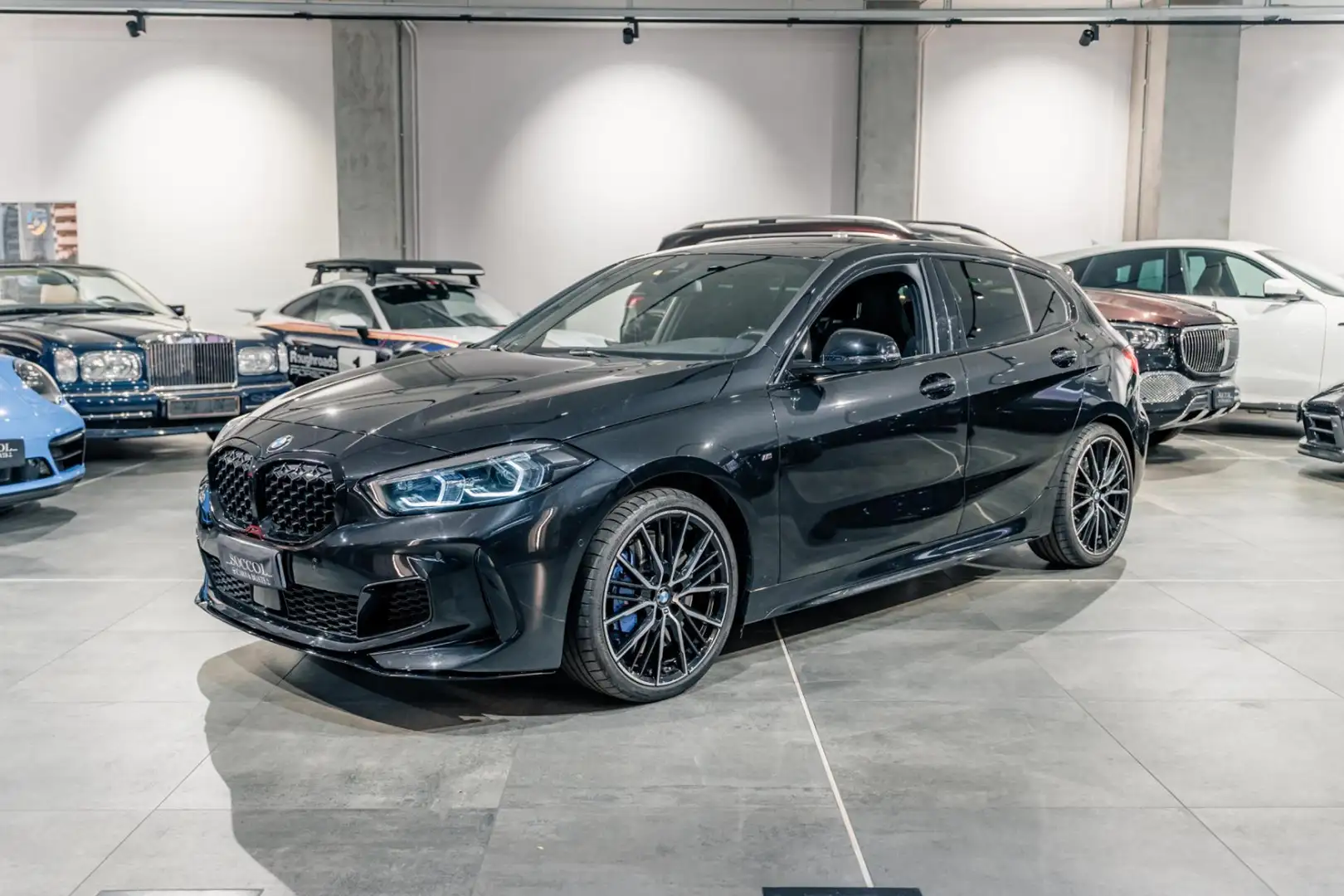 BMW 135 i xDrive*Iva Esp* Schwarz - 1