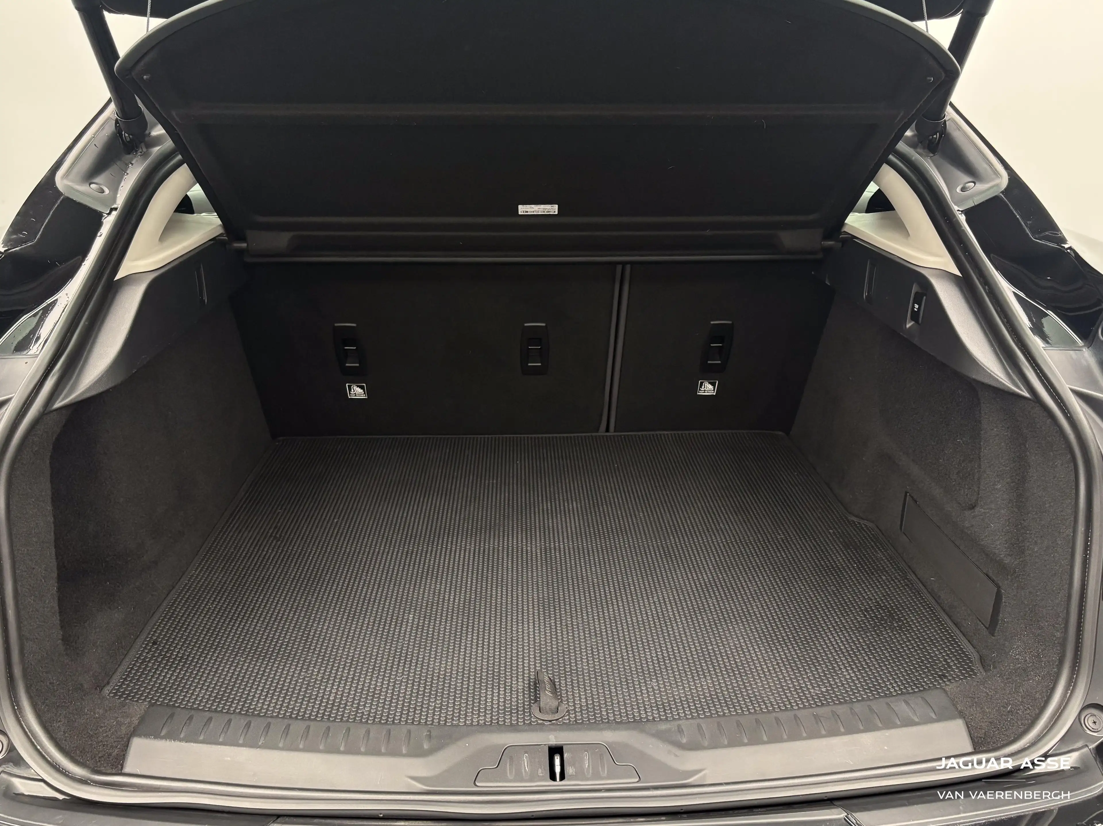 Jaguar I-Pace EV400 — photo 13