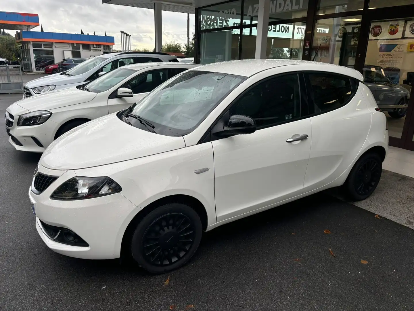 Lancia Ypsilon 1.0 FireFly 5 porte S&S Hybrid Ecochic Silver Bianco - 2