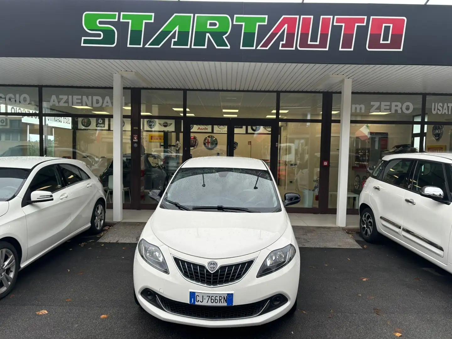 Lancia Ypsilon 1.0 FireFly 5 porte S&S Hybrid Ecochic Silver Bianco - 1
