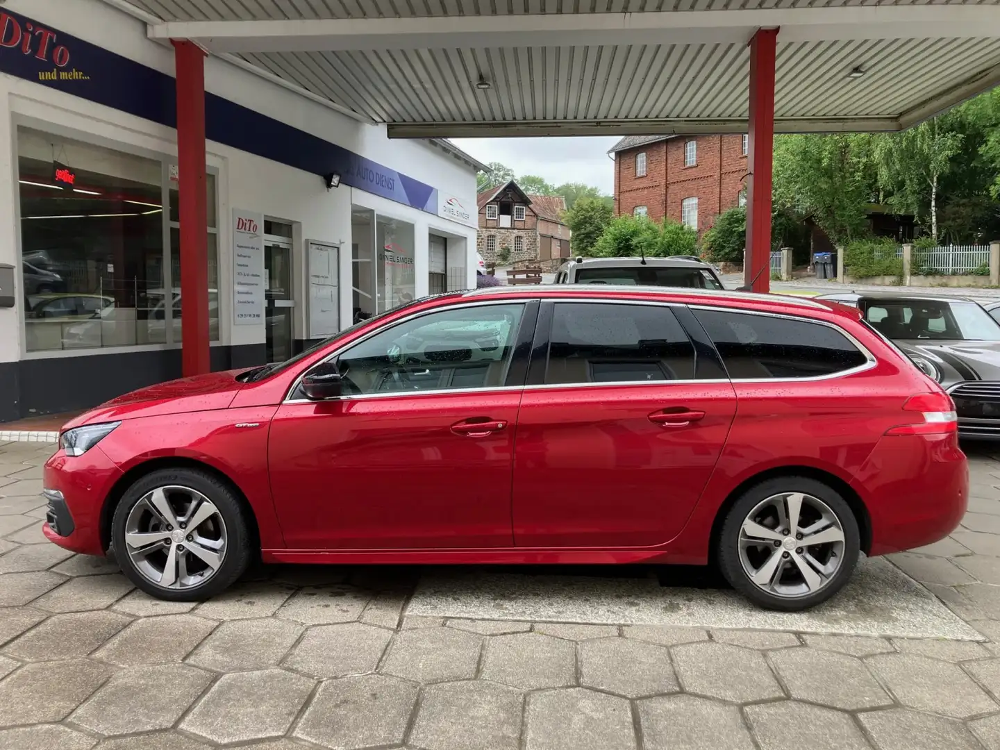 Peugeot 308 SW GT Line 1.5 BHDI EAT8 SHZ NAVI PDC PANORAMA Rood - 2