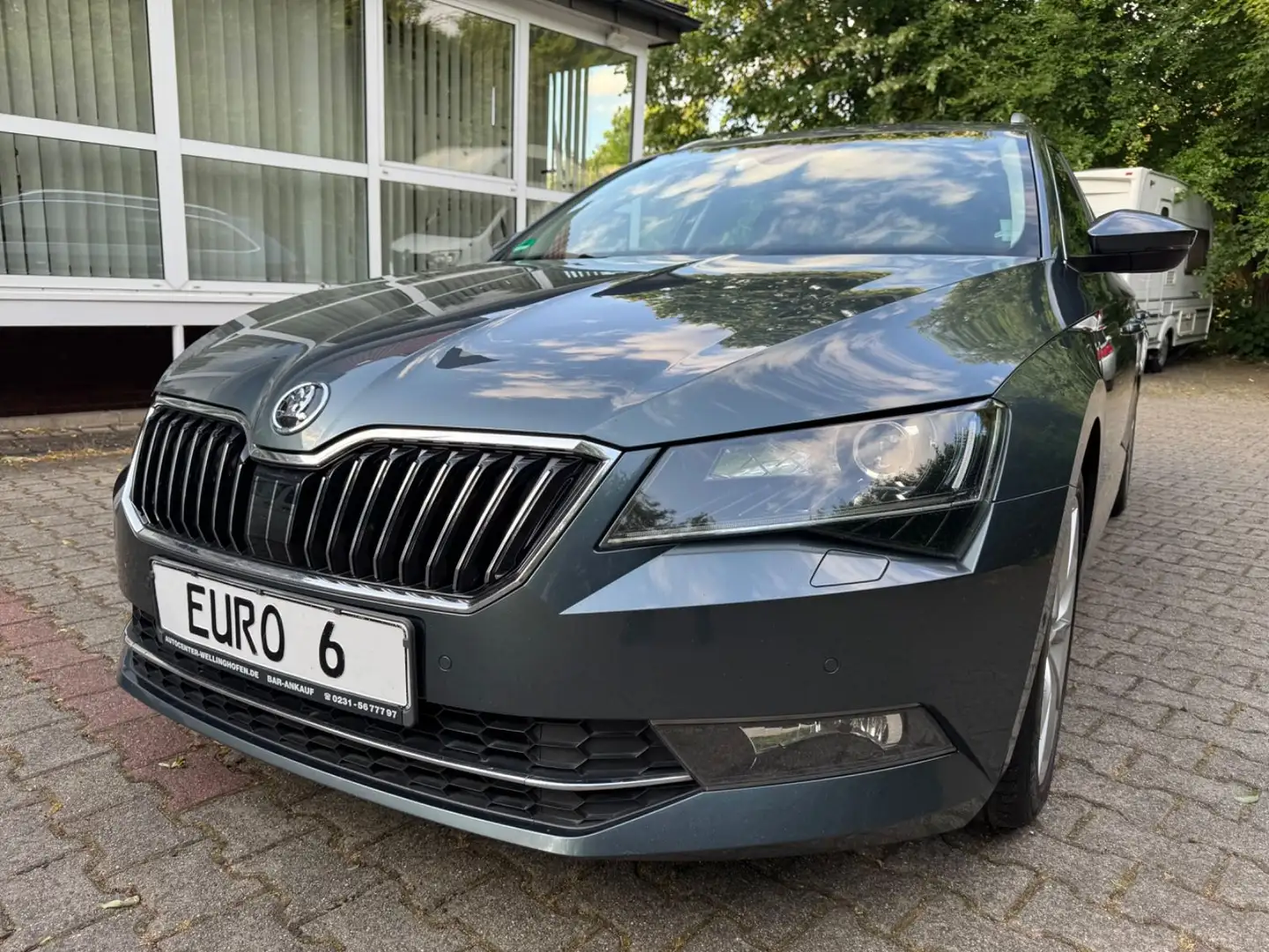 Skoda Superb Combi Style/Panorama/Kamera/Euro6/ Grijs - 1