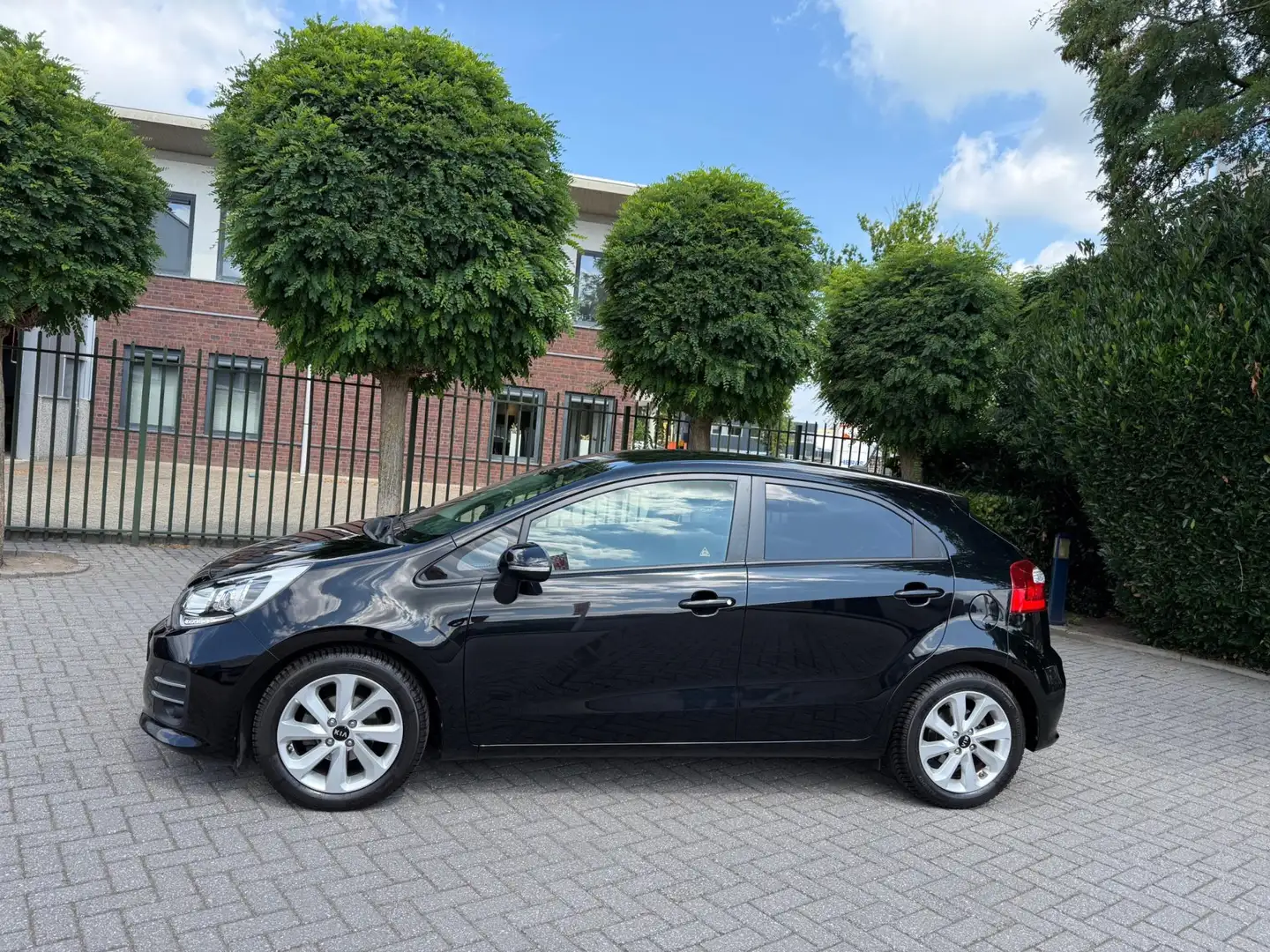 Kia Rio 1.2 (4 cil.), Clima, Cruise Control, Navigatie, LM Zwart - 2