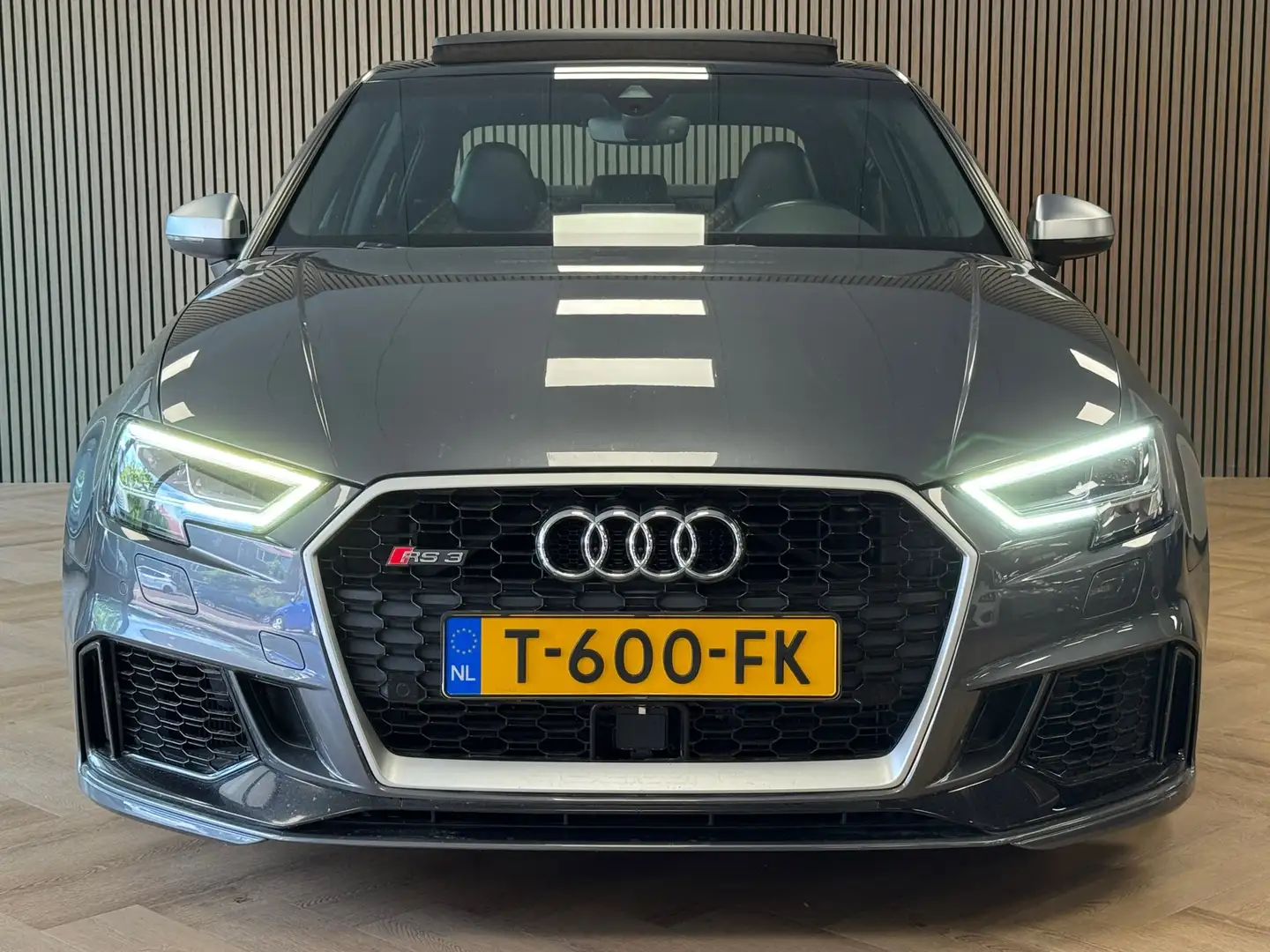 Audi RS3 A3 Limousine 2.5 TFSI quattro AUT. PANORAMADAK VIR Grijs - 2