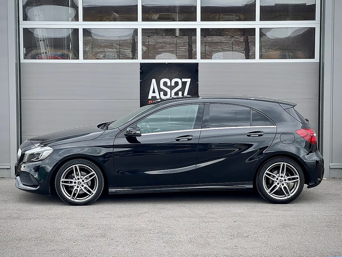 Mercedes-Benz A 180 d Aut. AMG Line Schwarz - 2