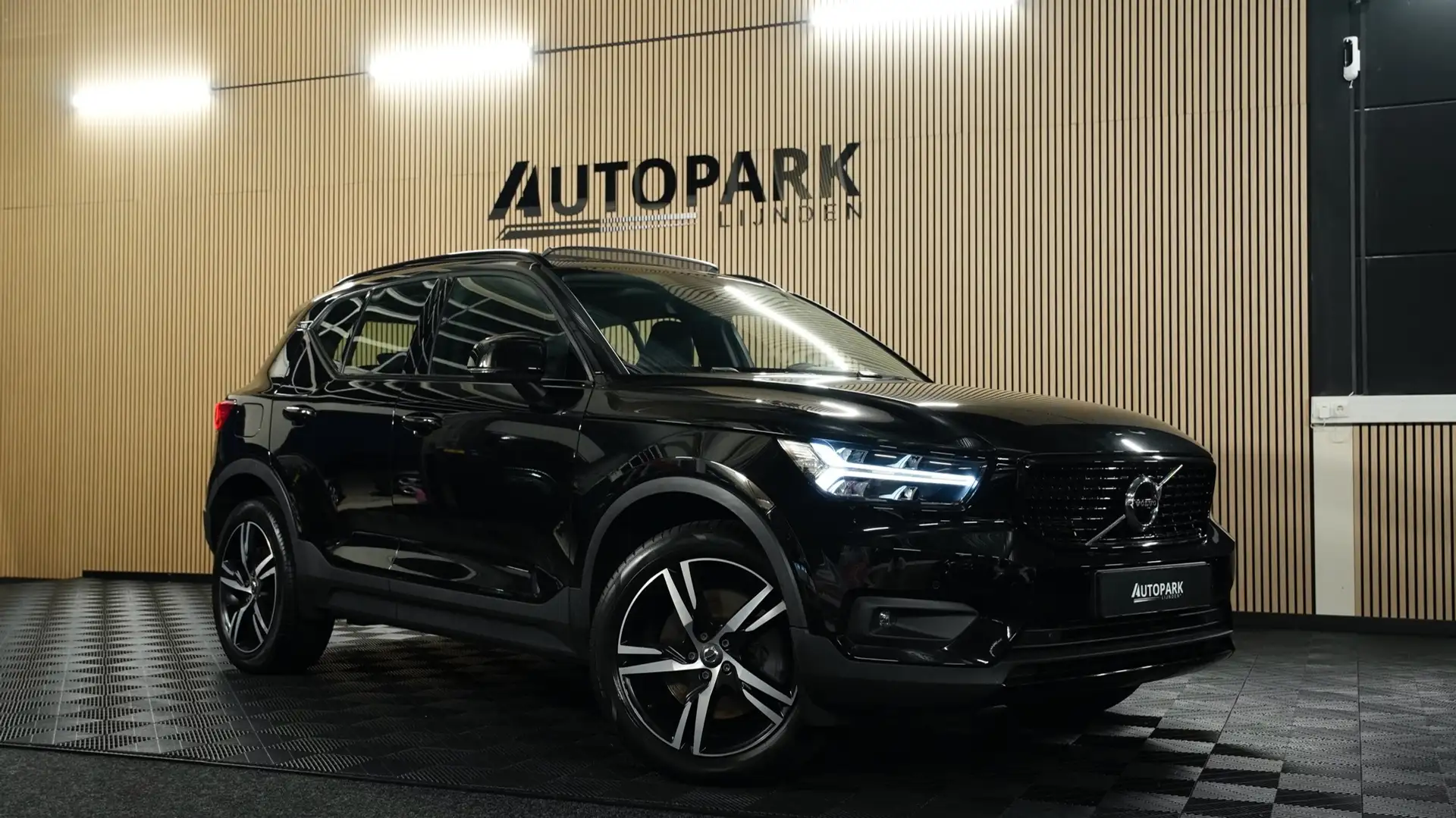 Volvo XC40 1.5 T5 Recharge R-Design PANORAMADAK/HARMANKARDON/ Zwart - 1