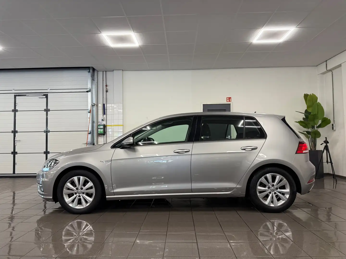 Volkswagen Golf 1.5 TSI Comfortline * 33.152 km + NAP / Navigatie Grijs - 2
