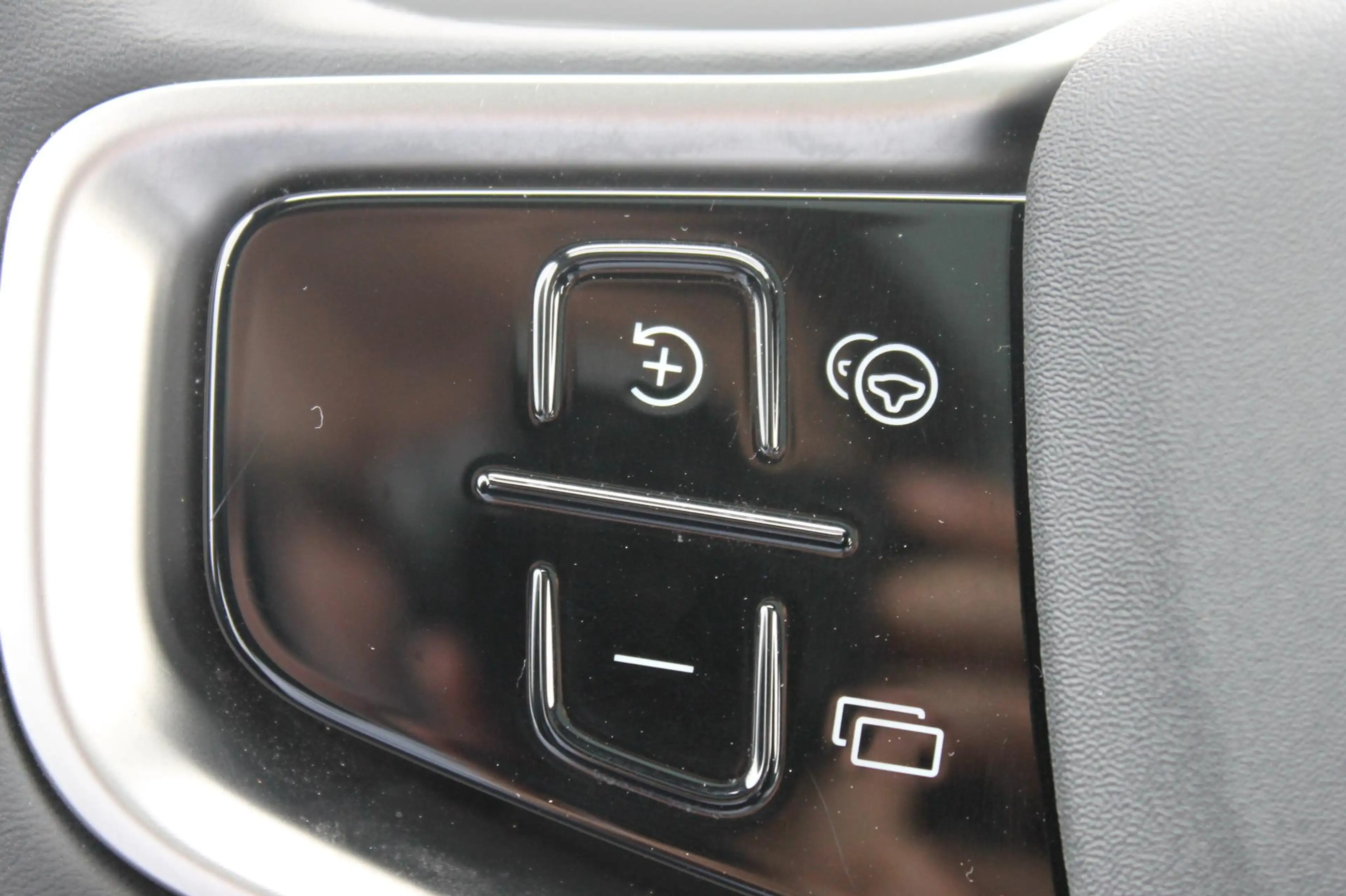 Volvo EX30 Single Motor Extended Range Ultra 69 kWh Semi elek — photo 32