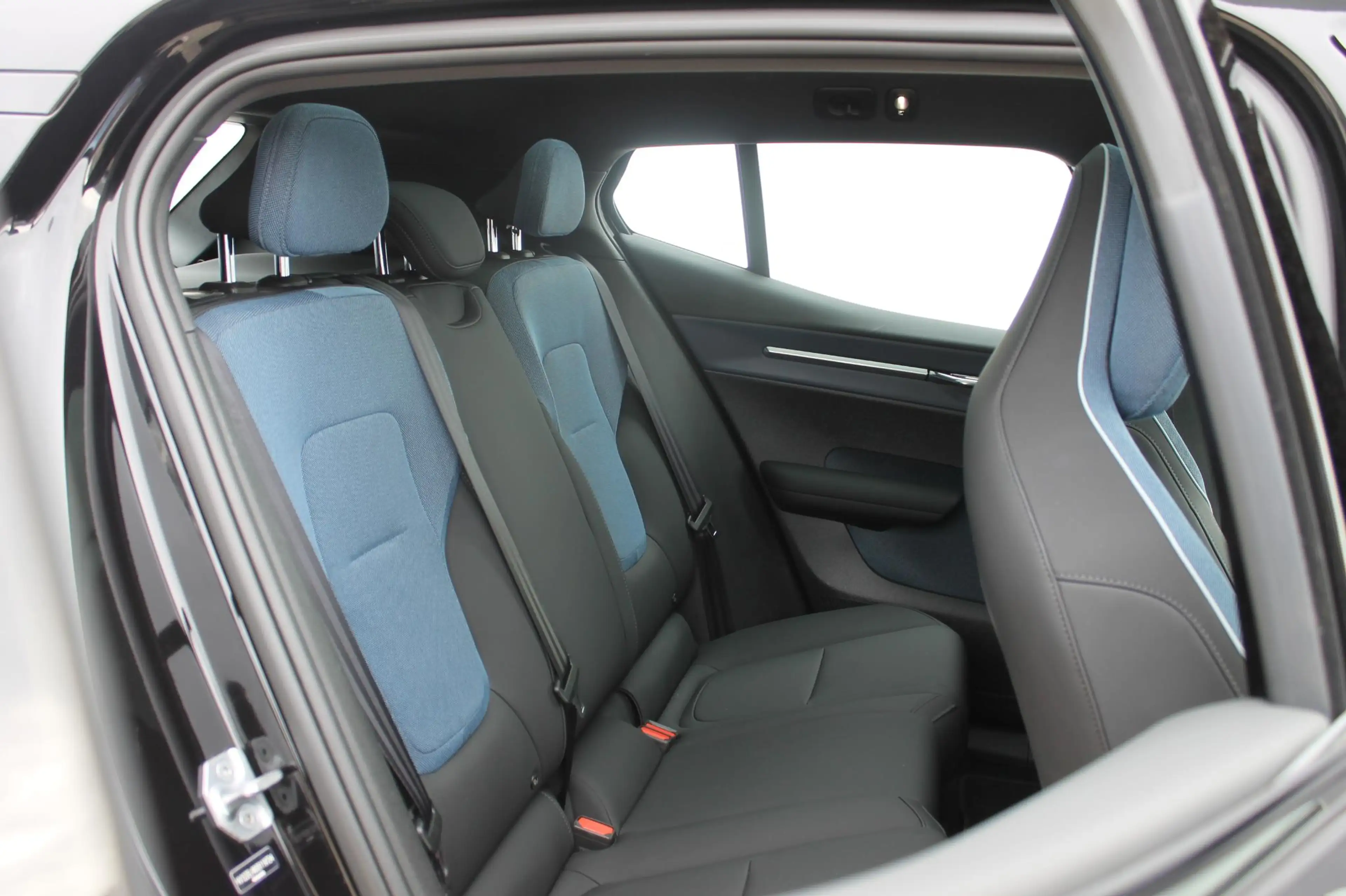 Volvo EX30 Single Motor Extended Range Ultra 69 kWh Semi elek — photo 38