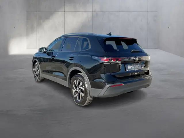 Volkswagen Tiguan view 3