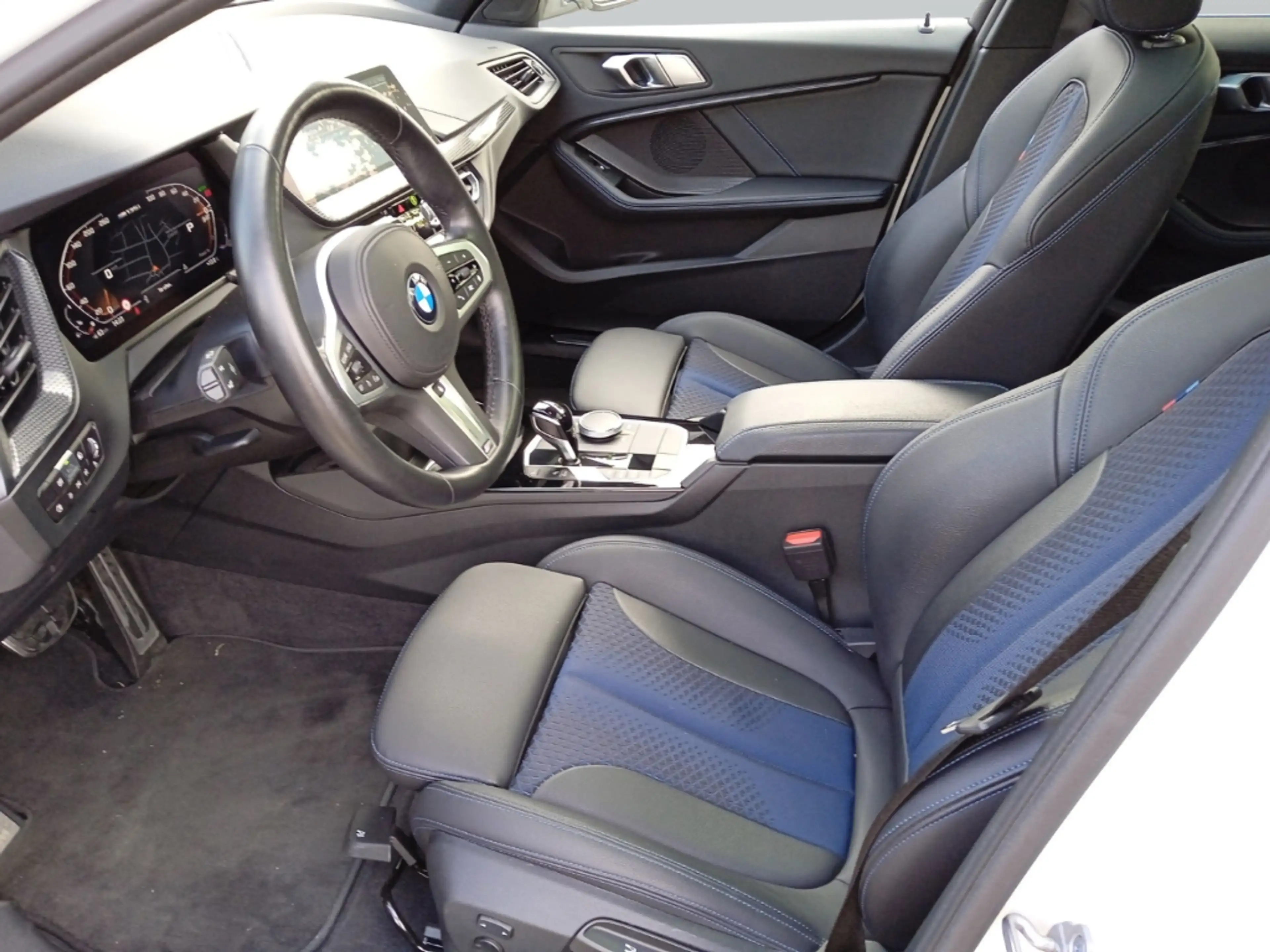 BMW 135 i xDrive Sportaut. Glasdach LED Komfortzug. Fernli — photo 14