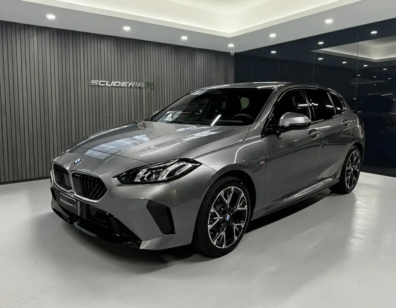 BMW 118 D Serie 1 F70 MSport Design Gris - 1
