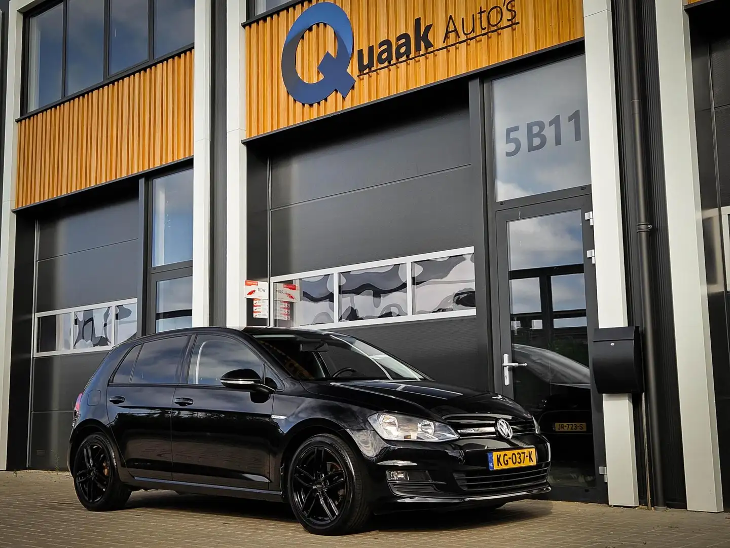 Volkswagen Golf Variant 1.0 TSI Connected Series Zwart - 2