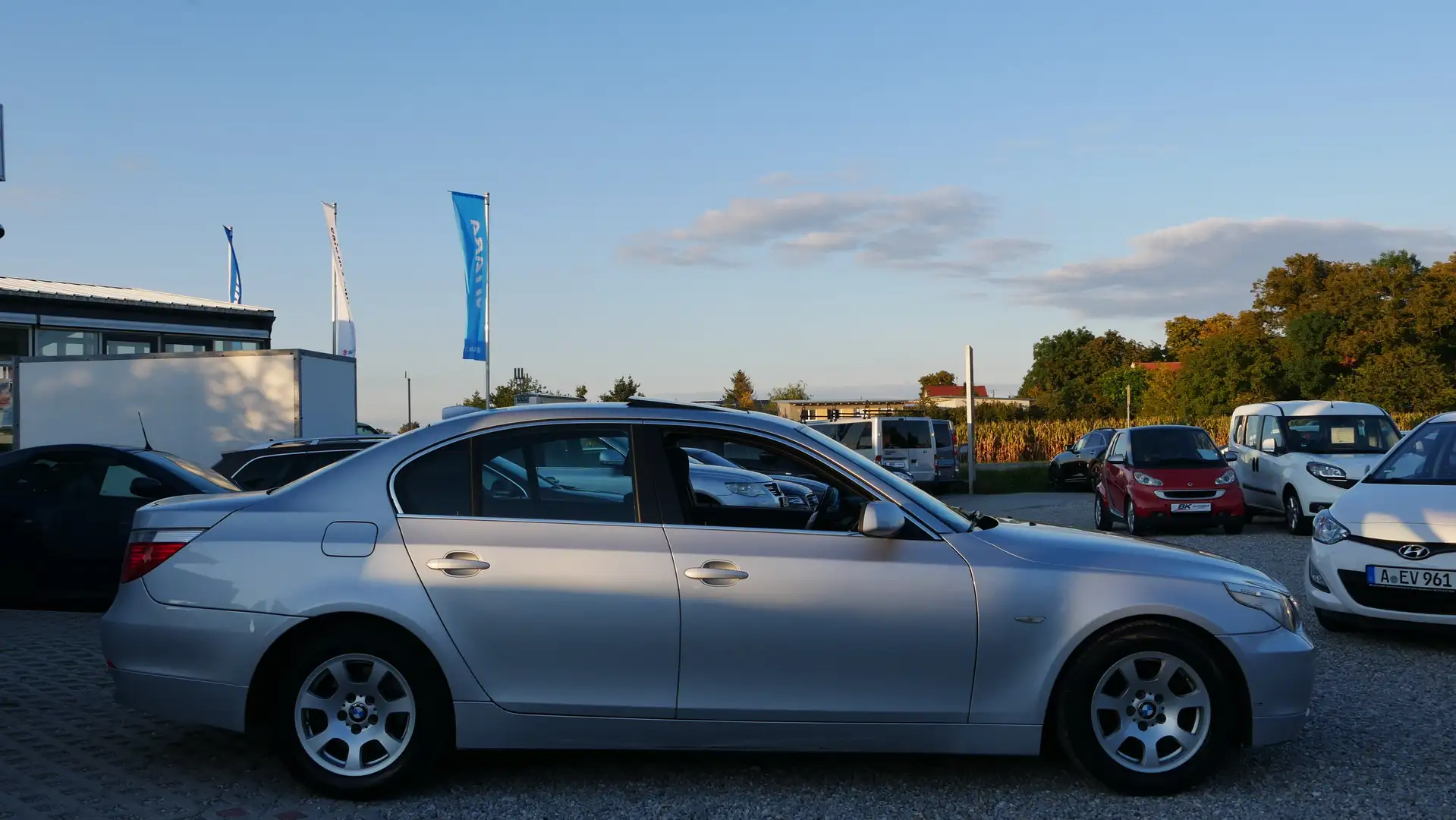 BMW 520 i TÜV-Kundendienst Neu Schiebedach Sitzh. Klima Grau - 2