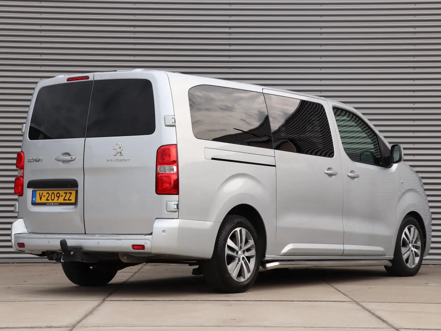Peugeot Expert 231L 2.0 BlueHDI 180 DC Premium Pack Automaat 5 PE Grijs - 2