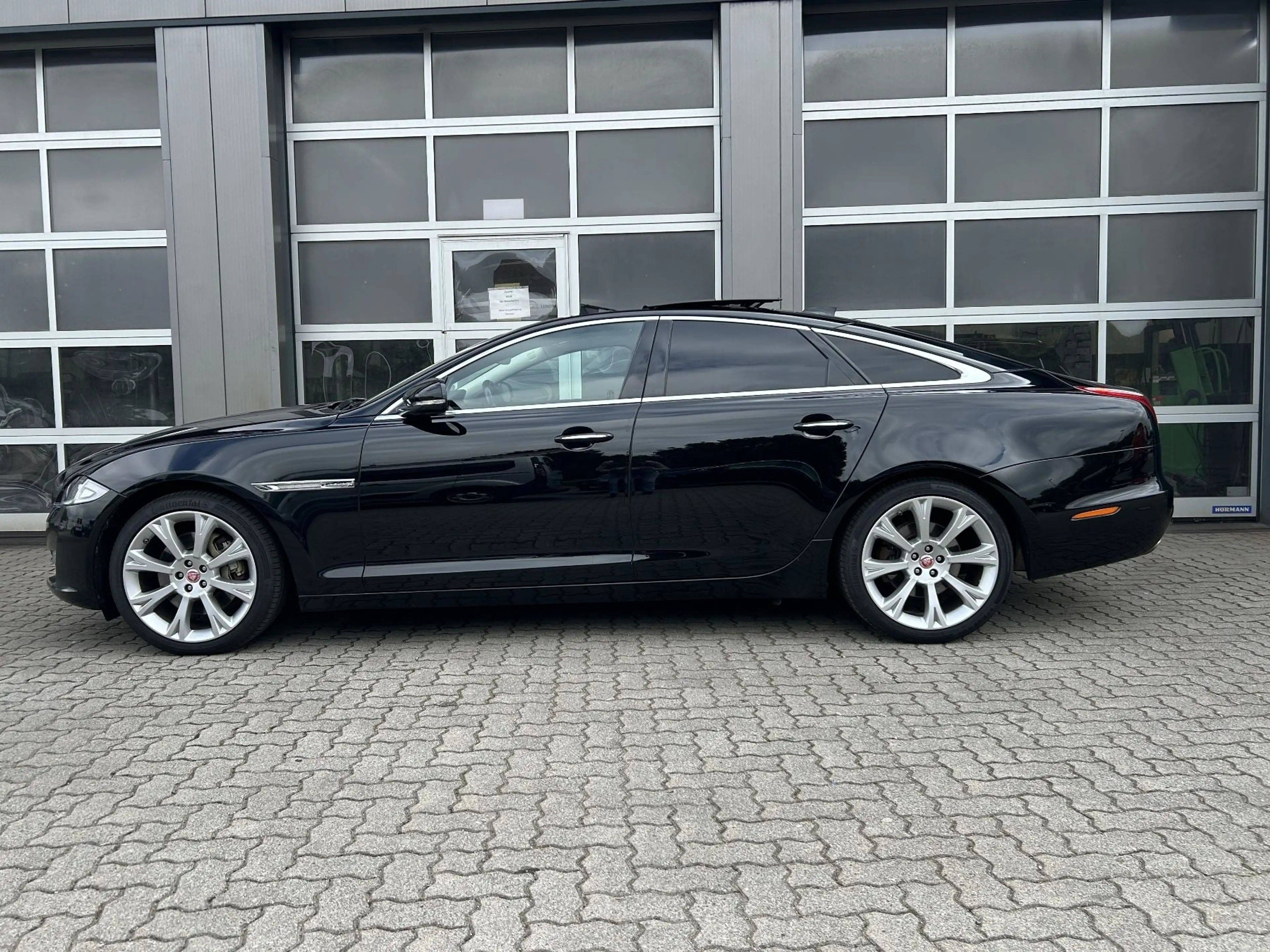 Jaguar XJ Luxury Panoramadach Navi Shz PDC Leder LED — photo 3