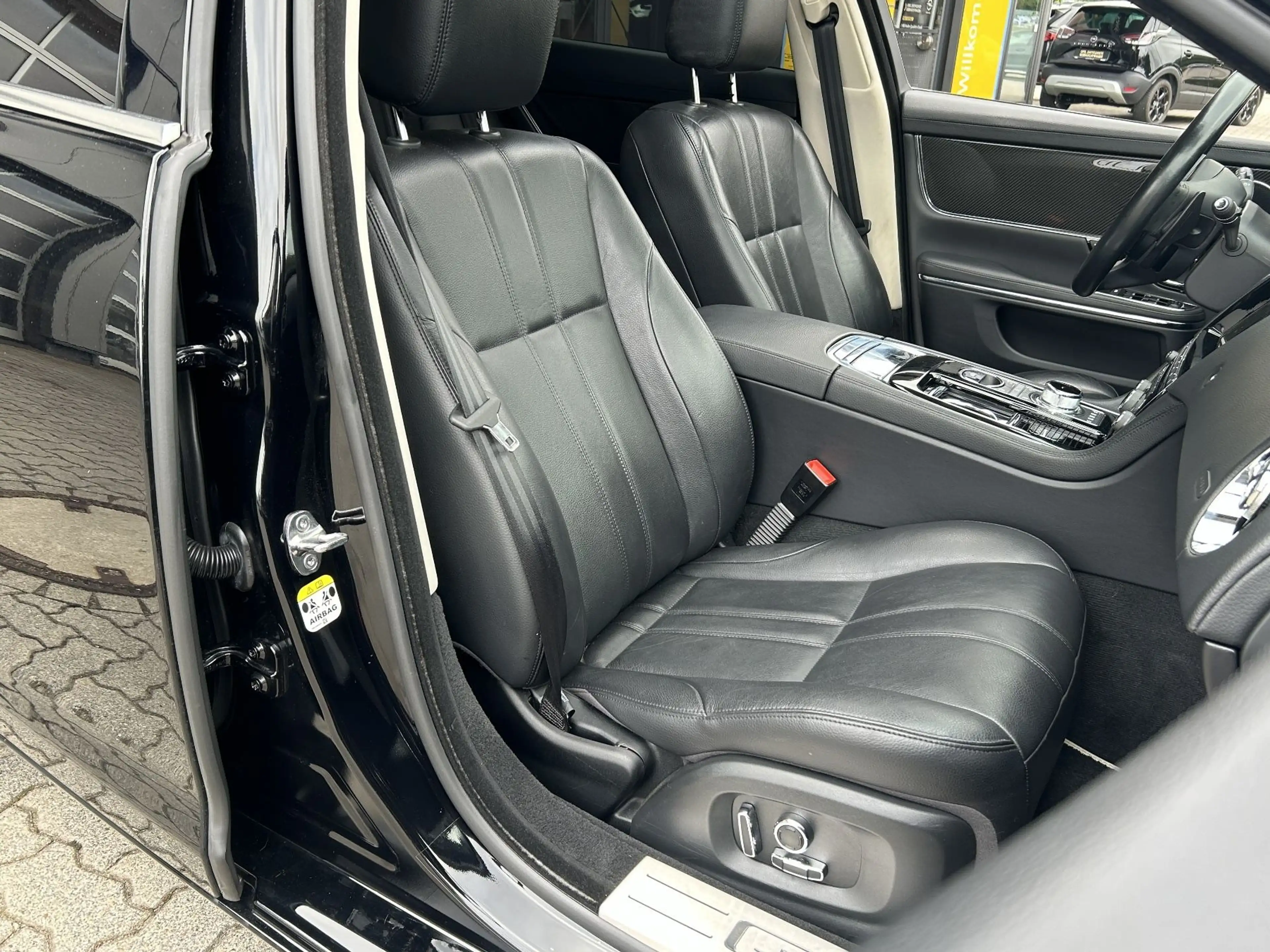 Jaguar XJ Luxury Panoramadach Navi Shz PDC Leder LED — photo 17