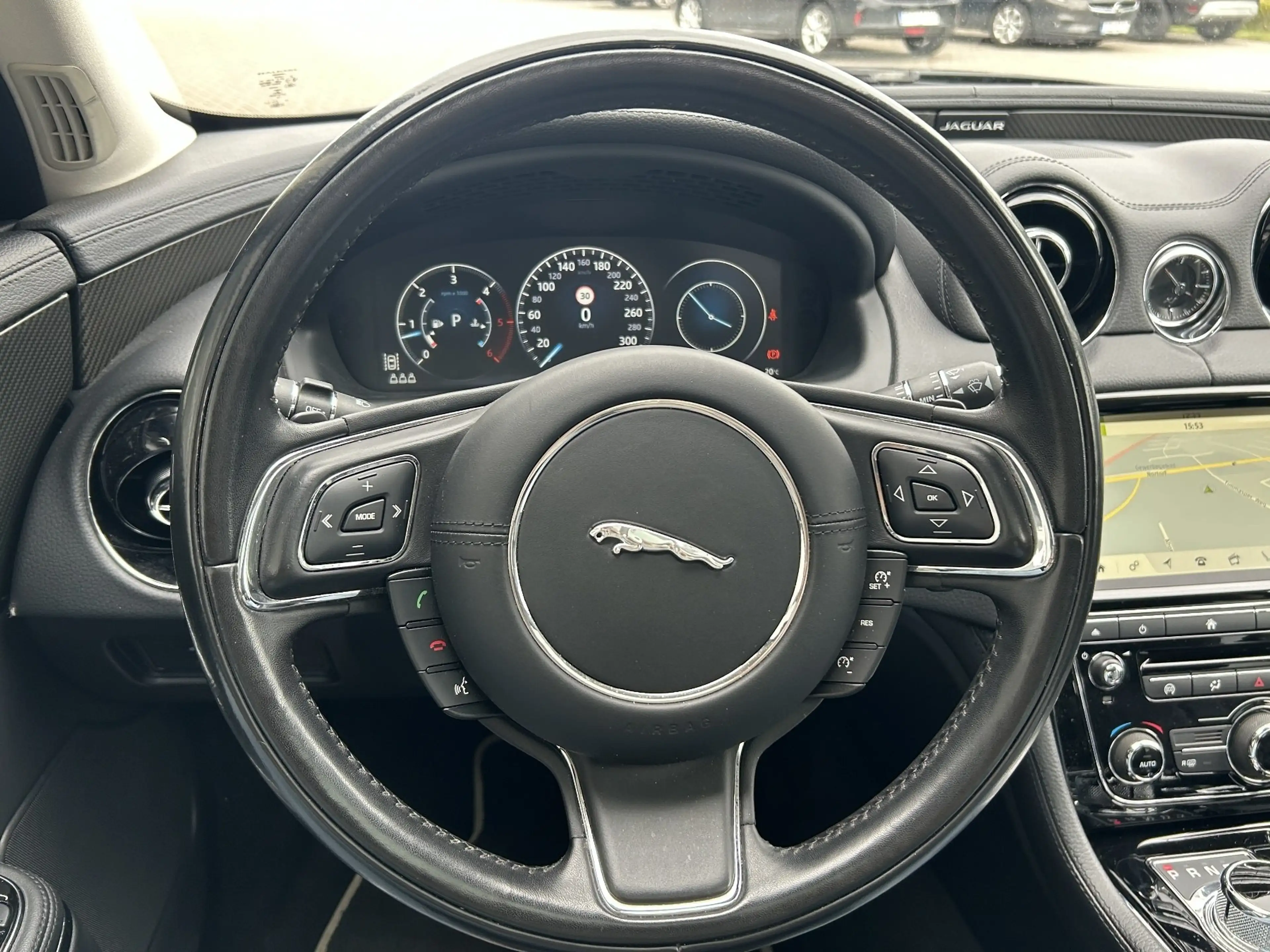 Jaguar XJ Luxury Panoramadach Navi Shz PDC Leder LED — photo 25