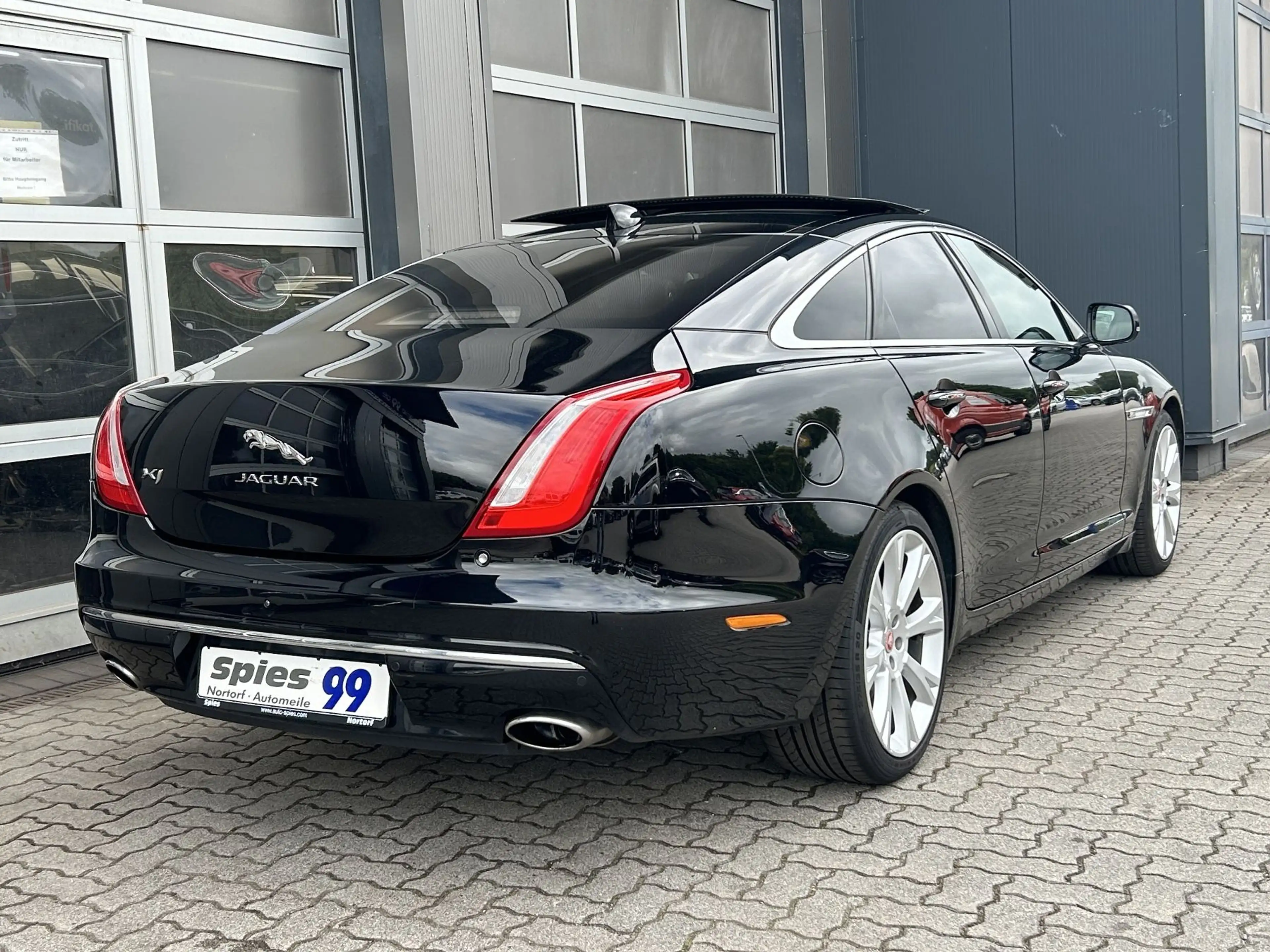 Jaguar XJ Luxury Panoramadach Navi Shz PDC Leder LED — photo 5