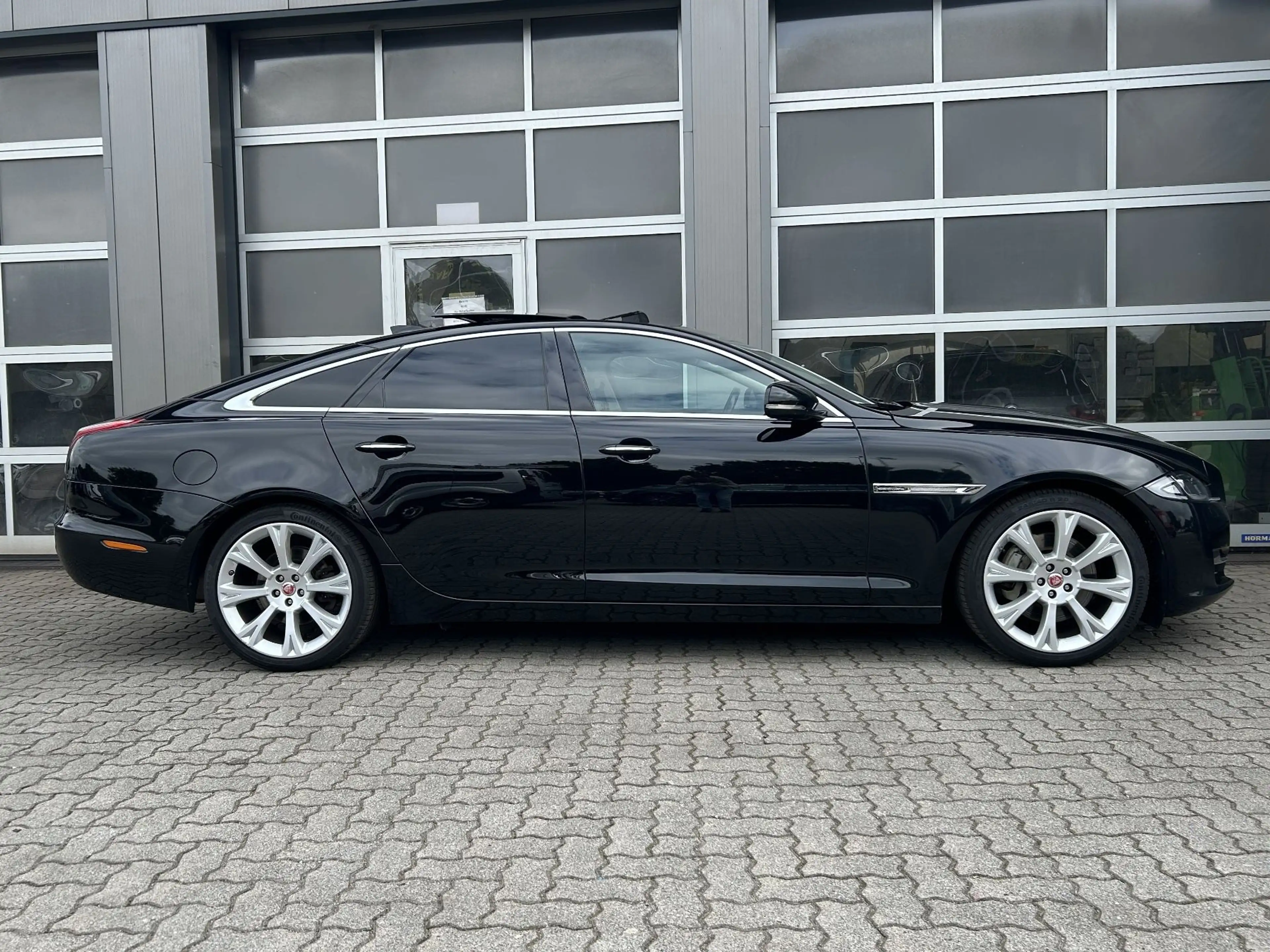 Jaguar XJ Luxury Panoramadach Navi Shz PDC Leder LED — photo 6