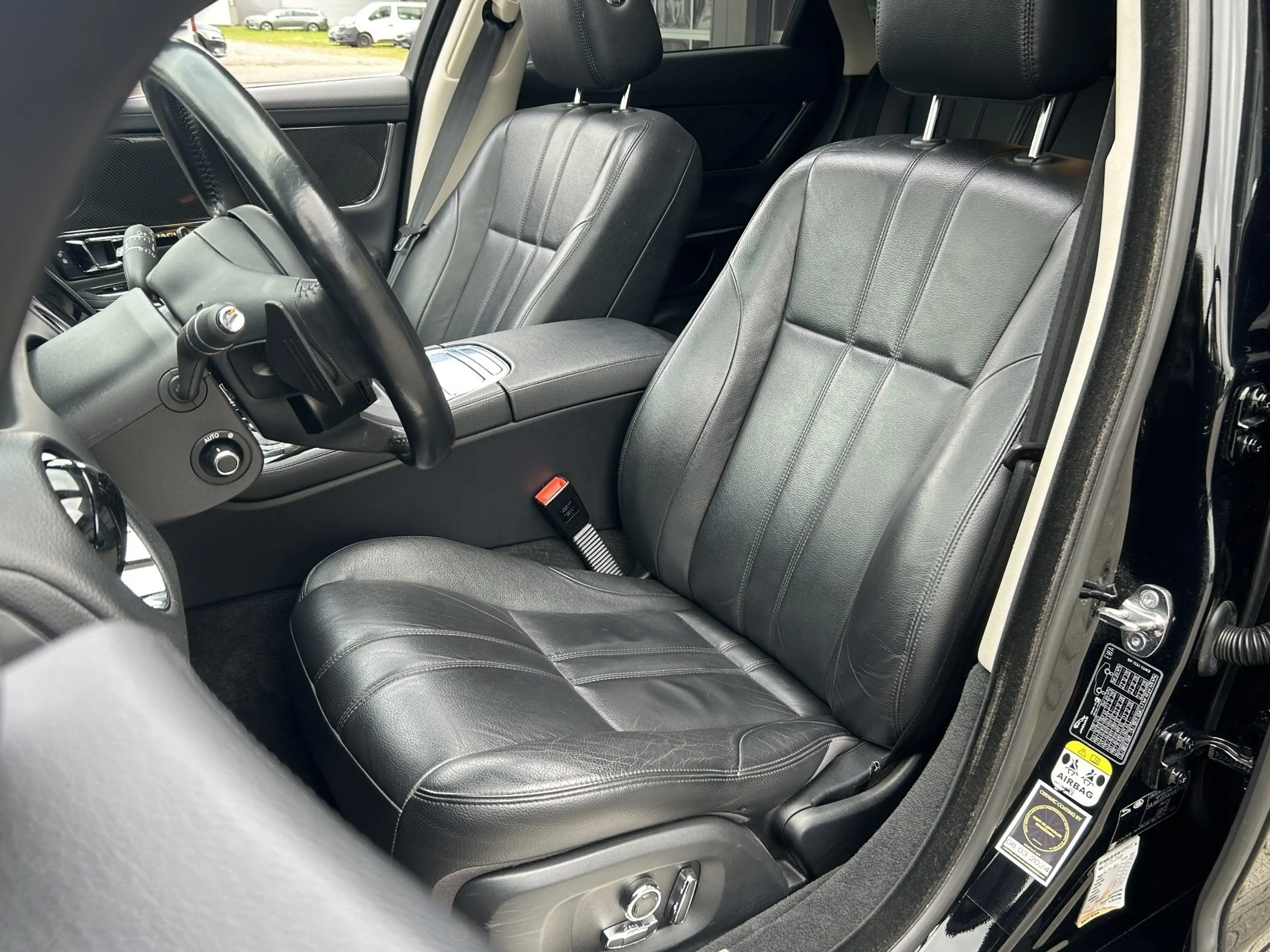 Jaguar XJ Luxury Panoramadach Navi Shz PDC Leder LED — photo 11