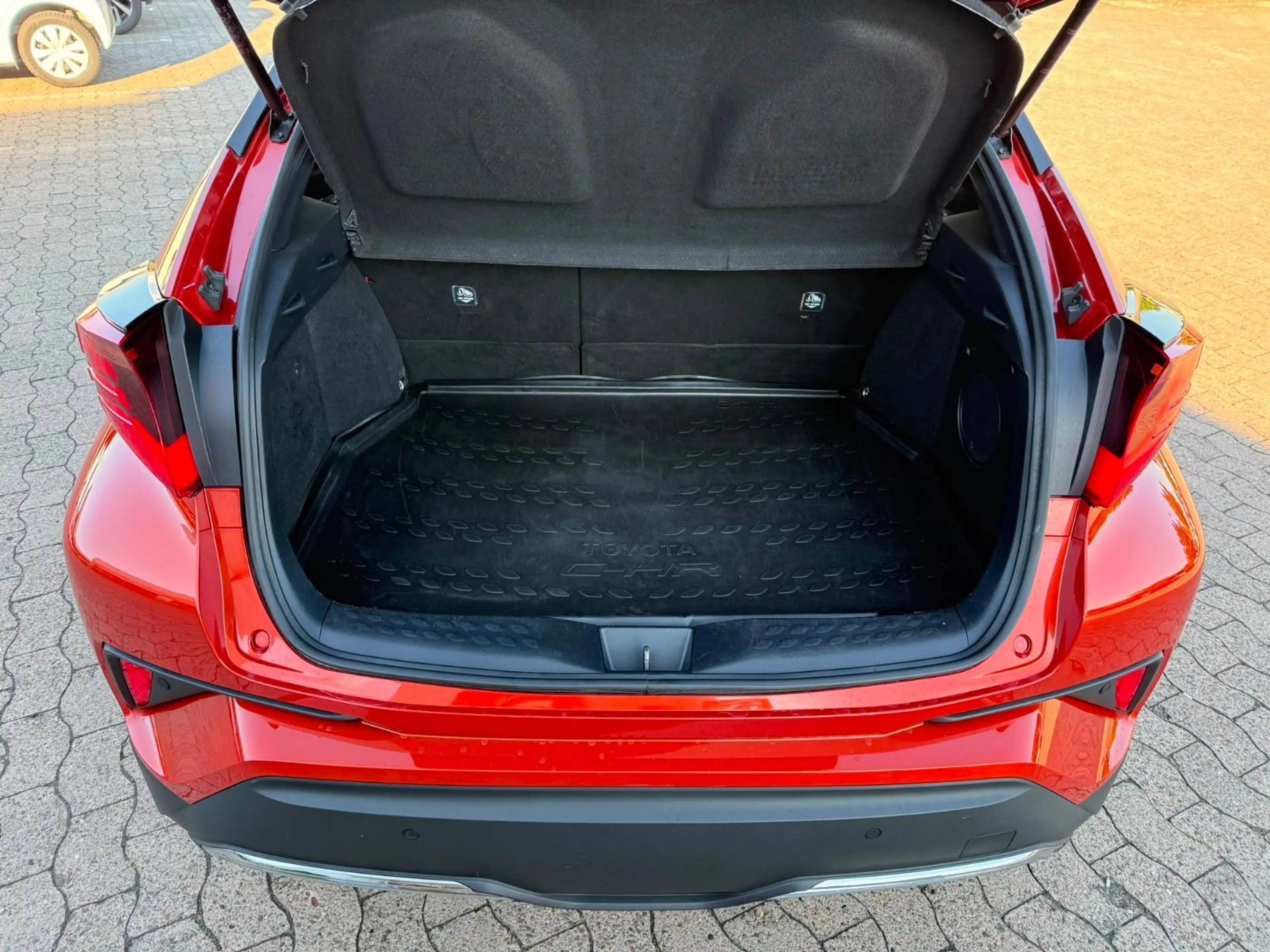 Toyota C-HR Hybrid Orange Edition **JBL** — photo 5