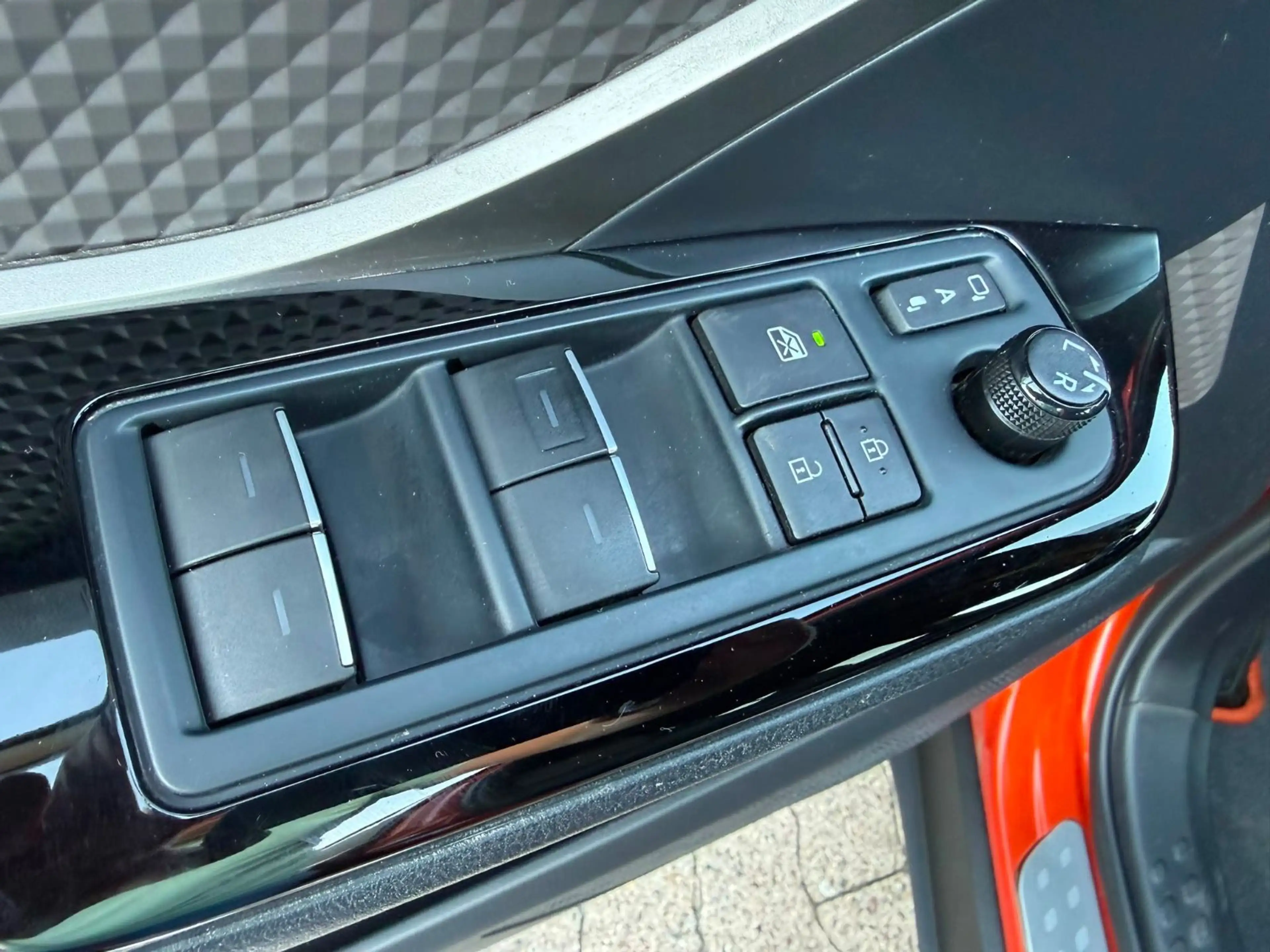 Toyota C-HR Hybrid Orange Edition **JBL** — photo 9