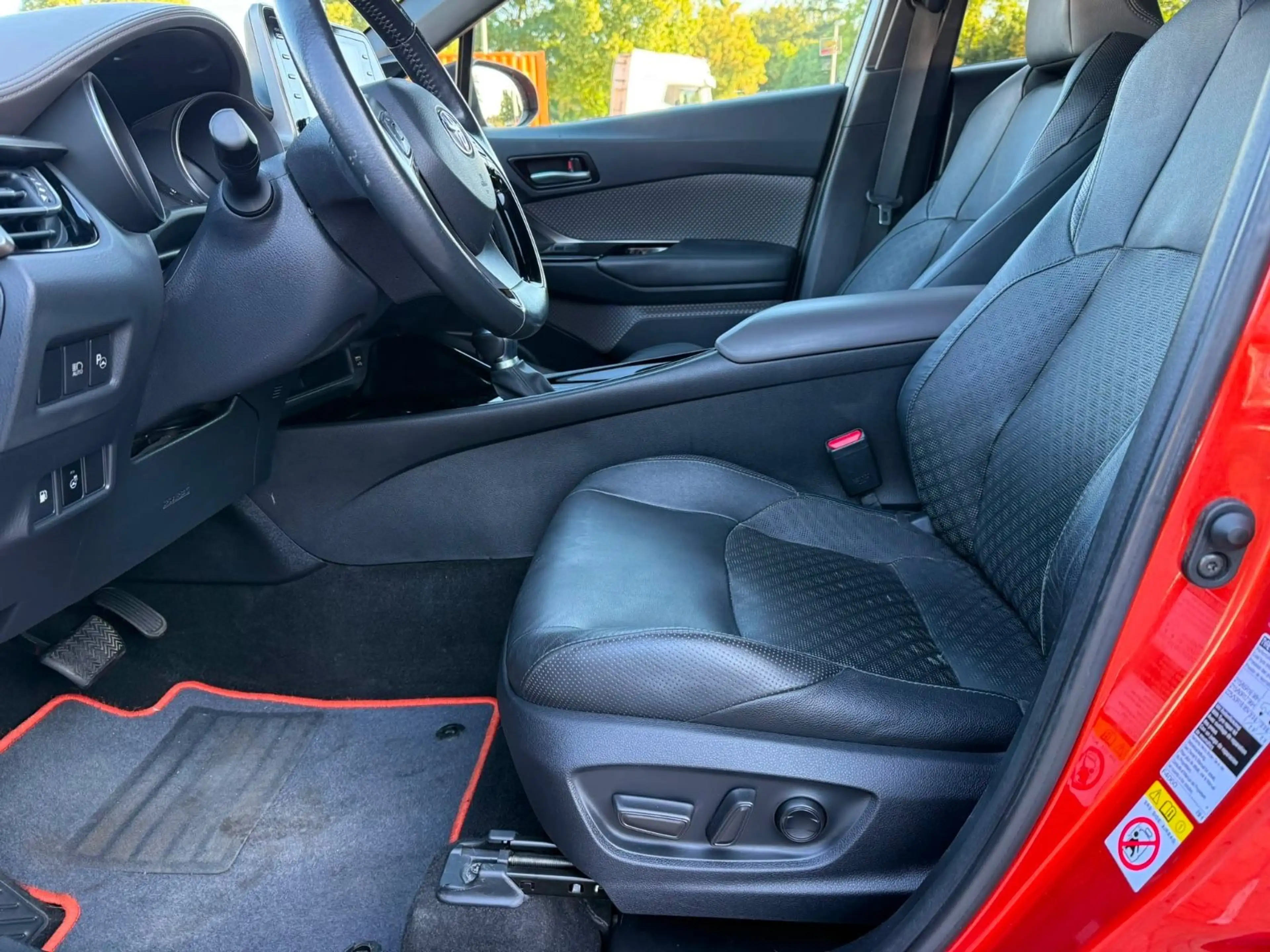 Toyota C-HR Hybrid Orange Edition **JBL** — photo 15