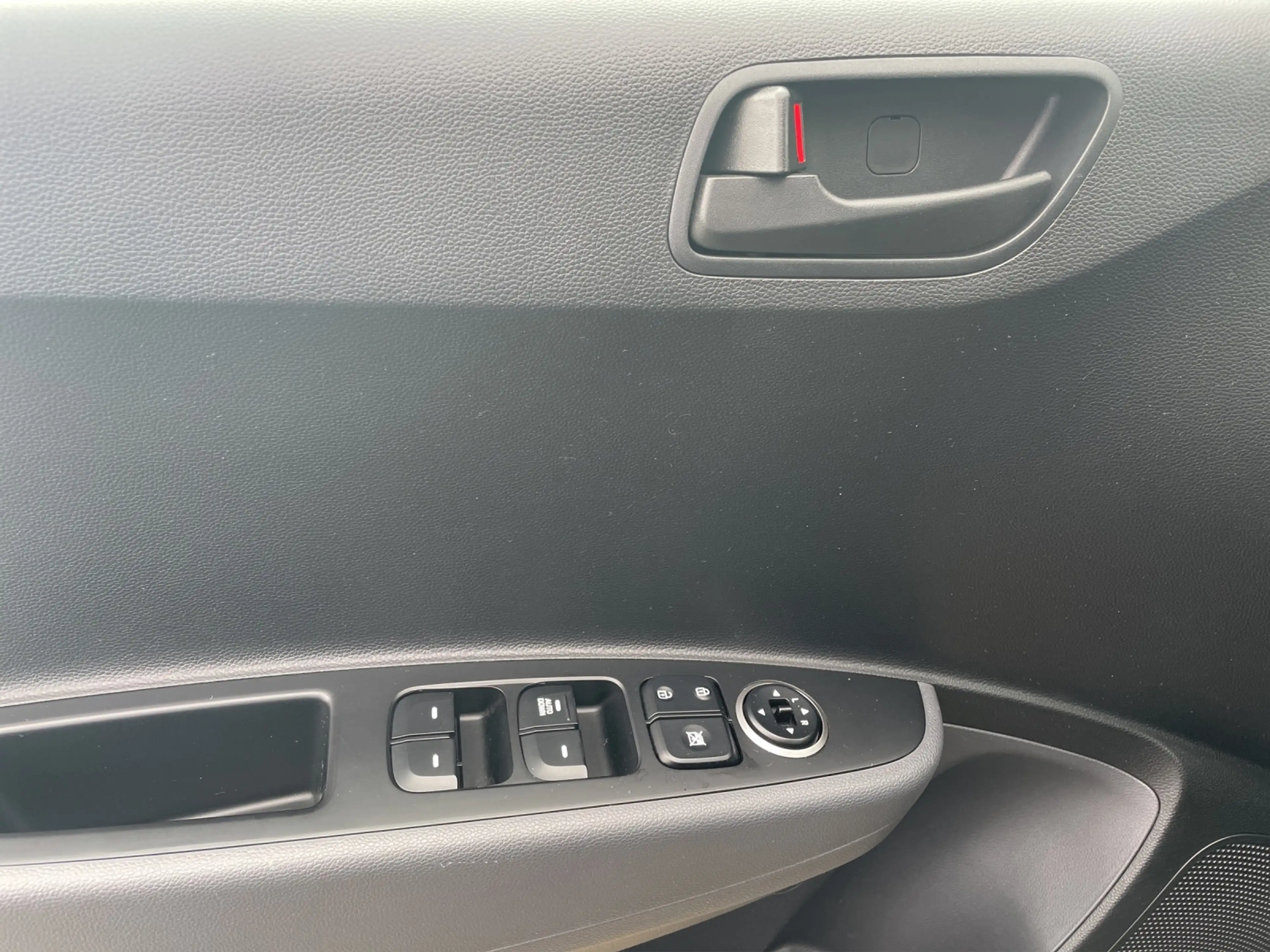 Hyundai i10 1.2 YES! Plus 15LM SITZH. BT TEMPO. KLIMA — photo 11