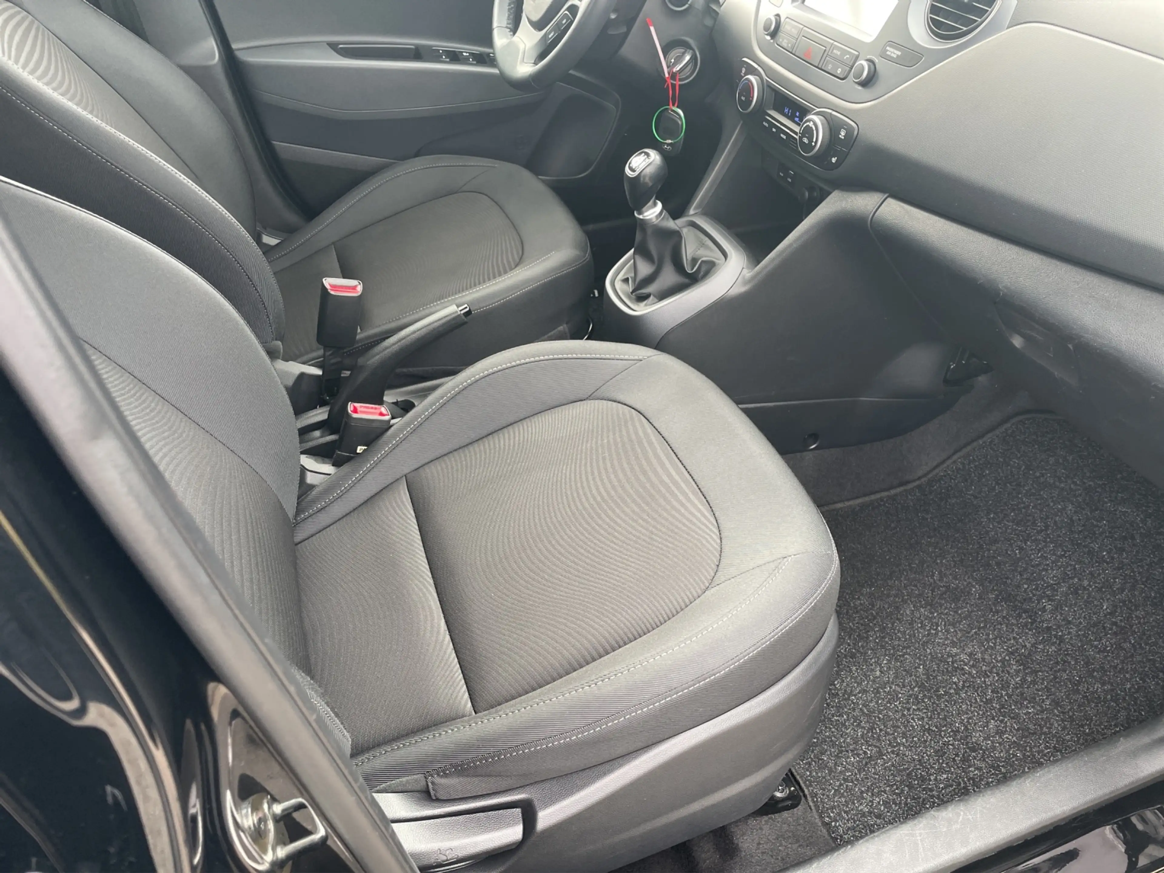 Hyundai i10 1.2 YES! Plus 15LM SITZH. BT TEMPO. KLIMA — photo 13