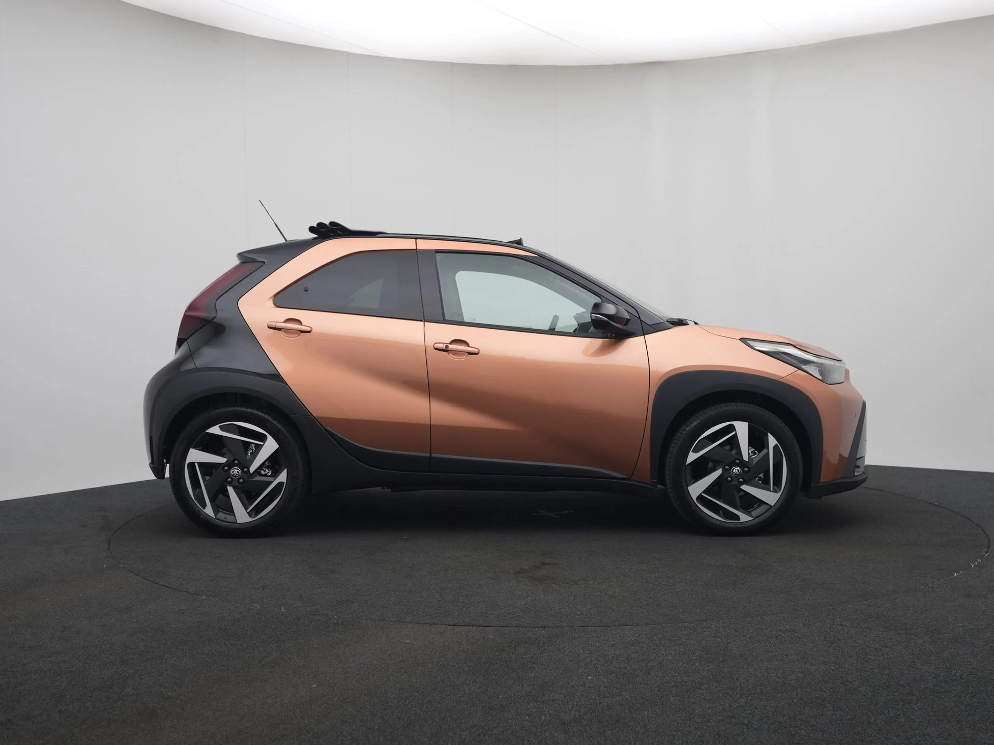 Toyota Aygo X Hybrid 115 PK envy CABRIOLET ||incl. Lounge Pack|| — photo 11